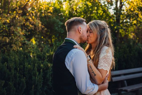 Trachtenhochzeit mit Herz: Julia und Manuel – begleitet von ihren drei treuen Hunden