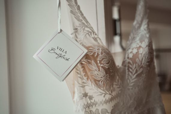 Elegantes Shooting in gedeckten, zarten Herbst-Tönen am Wiener Cobenzl