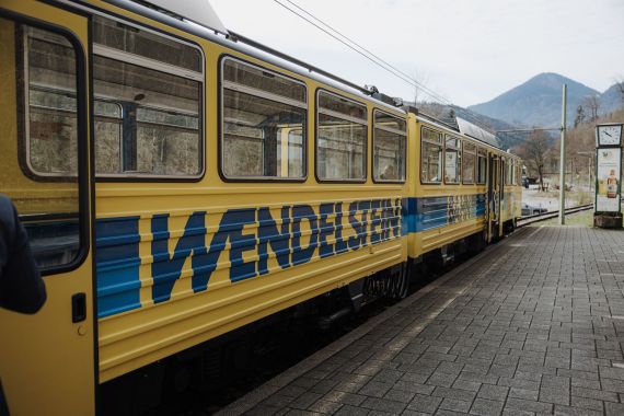 Moderne Hochzeit mit der Zahnradbahn