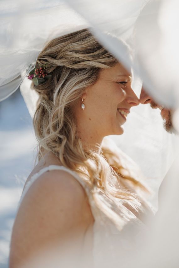 Besonderes After-Wedding-Shooting auf Skiern
