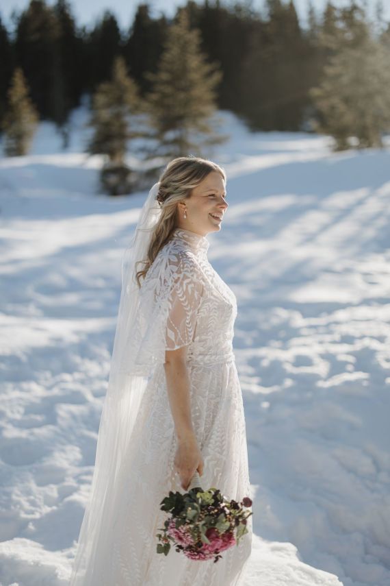 Besonderes After-Wedding-Shooting auf Skiern