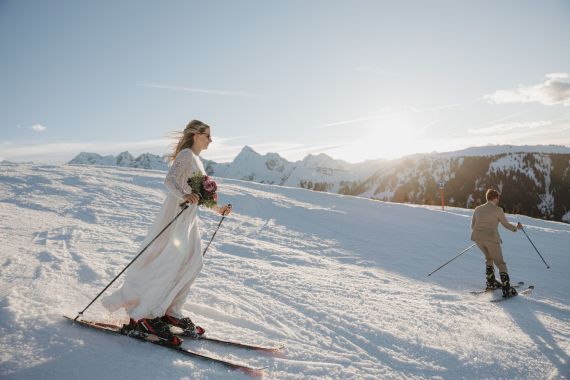 Besonderes After-Wedding-Shooting auf Skiern