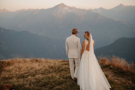 After-Wedding-Shooting zum Sonnenuntergang im Herbst