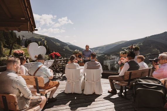 Traditionelle Trachtenhochzeit am Berg