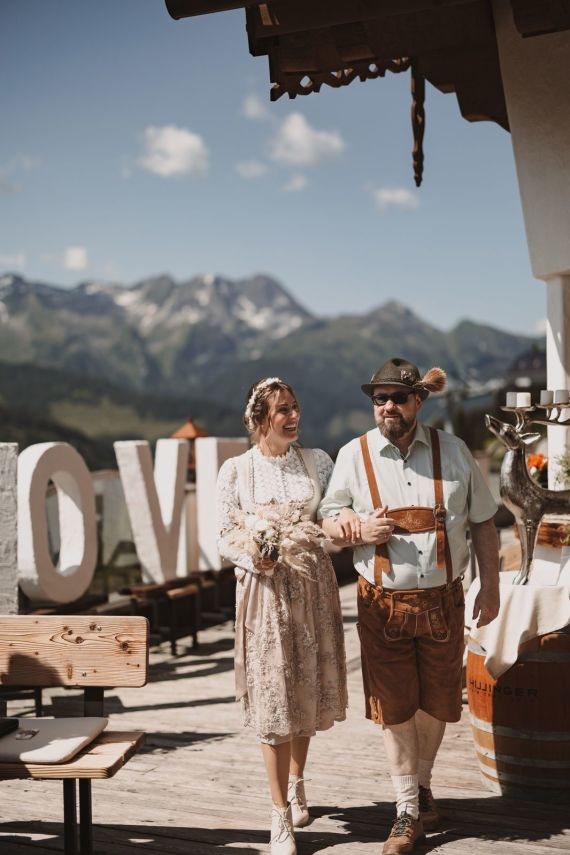 Traditionelle Trachtenhochzeit am Berg