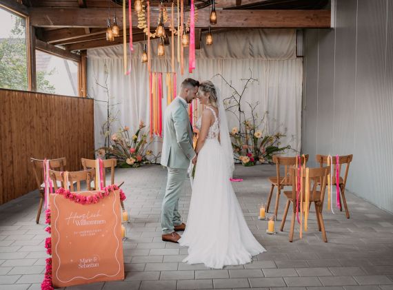 Moderne Boho-Hochzeit unterm Scheunendach im Vulkanland Steiermark