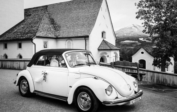 Elegante Herbsthochzeit im Glaserhof: Getting Ready, Trauung in Gnadenwald & Oldtimer Fahrt