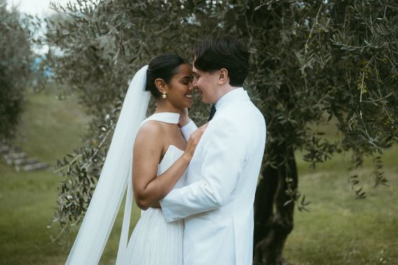Einzigartiges Elopement am Gardasee: Romantische Hochzeit zwischen See und Olivenhainen