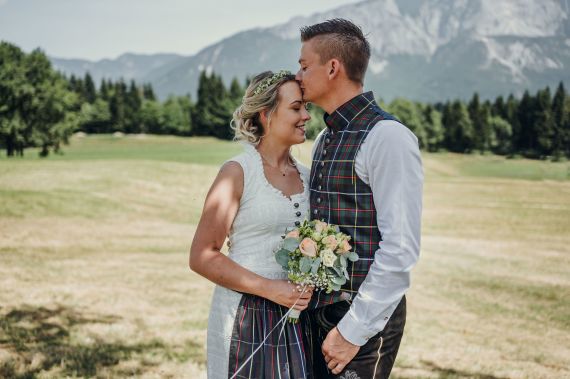 Trachtenhochzeit im eigenen Garten im Gailtal