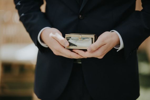 Romantisch in Hellblau - elegante Goldackzente