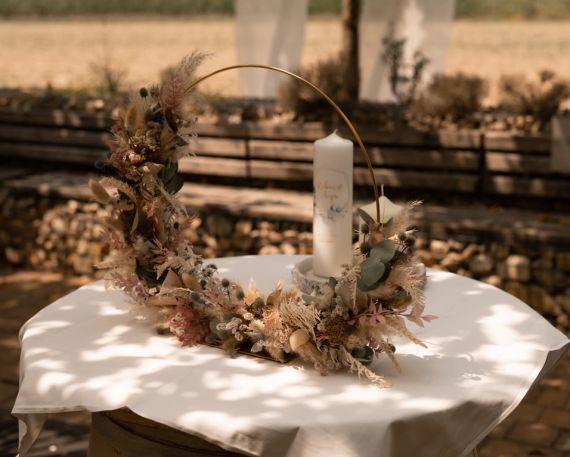Außergewöhnliche Dahlien treffen trendige Trockenblumen