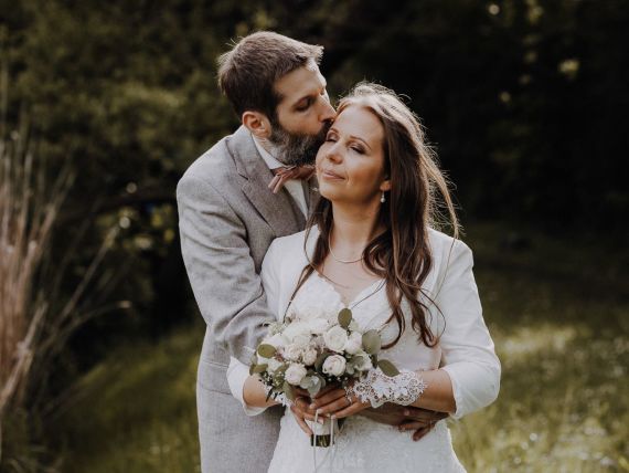 Kleine, wunderschöne Vintage-Hochzeit im Rosengarten und am See