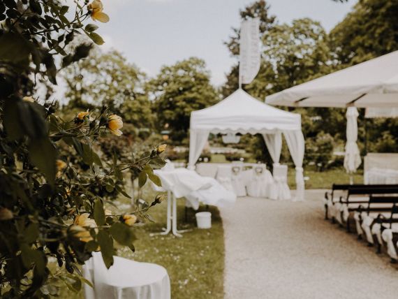 Kleine, wunderschöne Vintage-Hochzeit im Rosengarten und am See