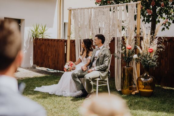 Boho-Hochzeit mit freier Trauung im Innenhof