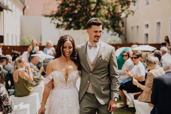 Boho-Hochzeit mit freier Trauung im Innenhof