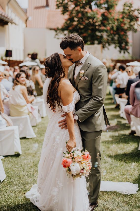 Boho-Hochzeit mit freier Trauung im Innenhof