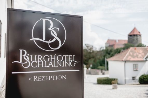 Farbenfrohe Spätsommerhochzeit auf der Burg Schlaining