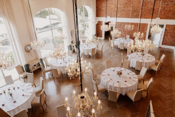 Moderne, emotionale Hochzeit