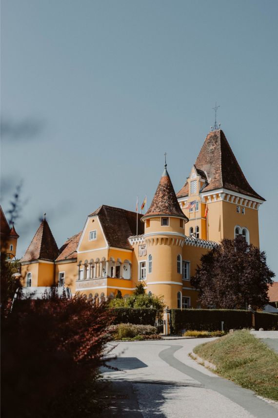 Ein modernes Märchen: Eine stilvolle Hochzeit im Georgi Schloss