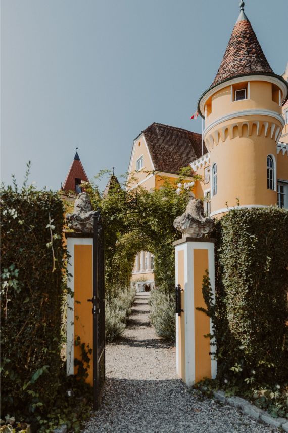 Ein modernes Märchen: Eine stilvolle Hochzeit im Georgi Schloss