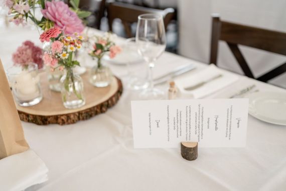 Wunderschöne Hochzeit in Eferding mit Feier im Garten der Geheimnisse