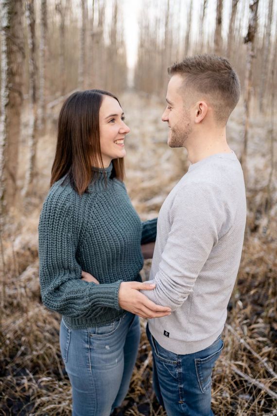Entspanntes Pärchenshooting im Wald