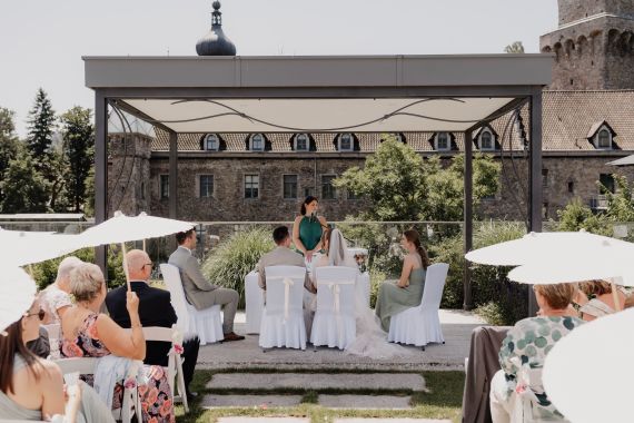 Stilvolle Sommerhochzeit im Schloss an der Eisenstrasse 