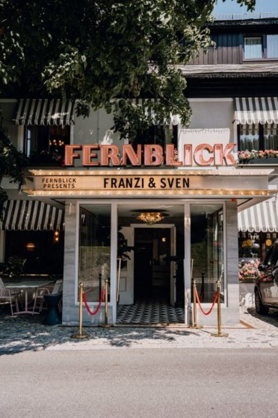 Außergewöhnliche farbenfrohe Vintage Hochzeit im Fernblick
