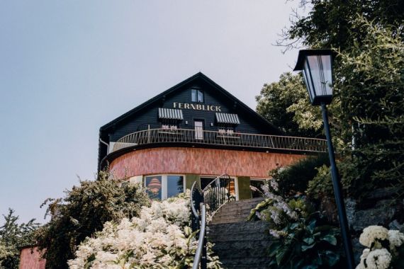 Außergewöhnliche farbenfrohe Vintage Hochzeit im Fernblick