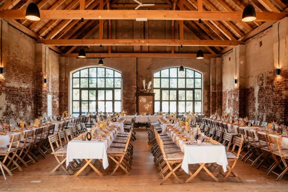 CHIC BARN HOCHZEIT MIT FUNKY VIBES