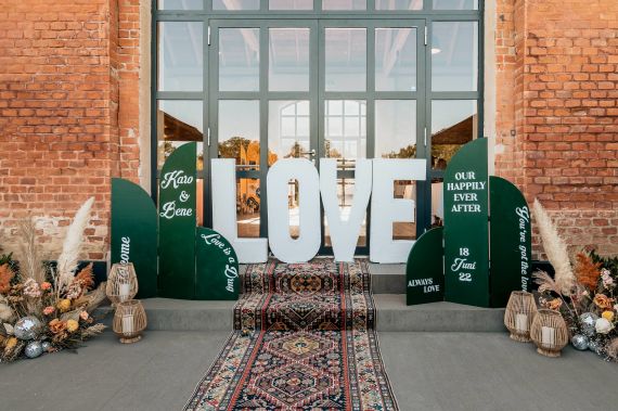 CHIC BARN HOCHZEIT MIT FUNKY VIBES