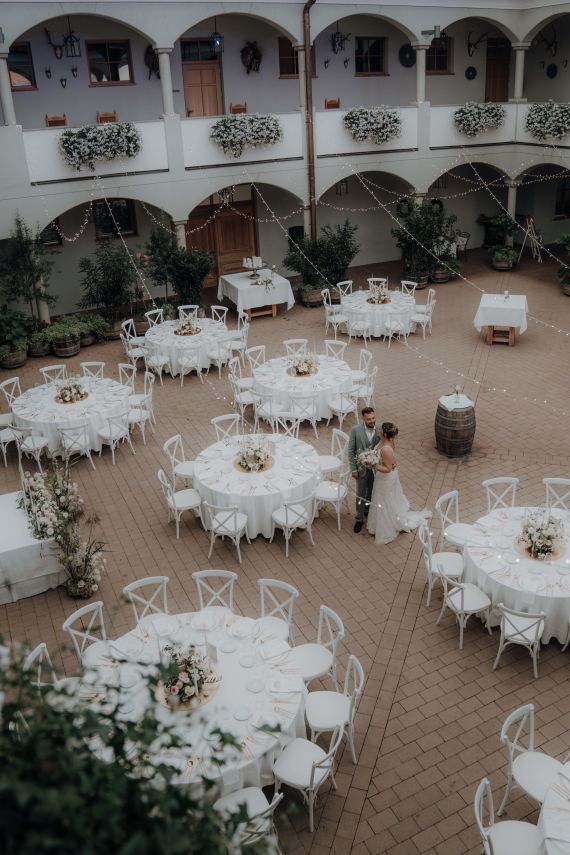 Destination Wedding im Pavillon über den Weingärten