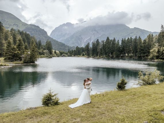 Schicke Hochzeit im Erlenhof mit atemberaubenden Pärchenfotos am Plöckenpass