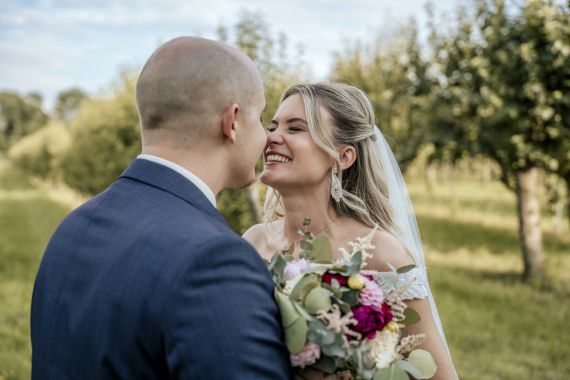 Herzliche outdoor Hochzeit in der Vila Vita Pannonia