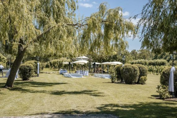 Herzliche outdoor Hochzeit in der Vila Vita Pannonia
