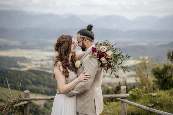 Herzliche internationale Hochzeit am Gipfelhaus Magdalensberg in Kärnten
