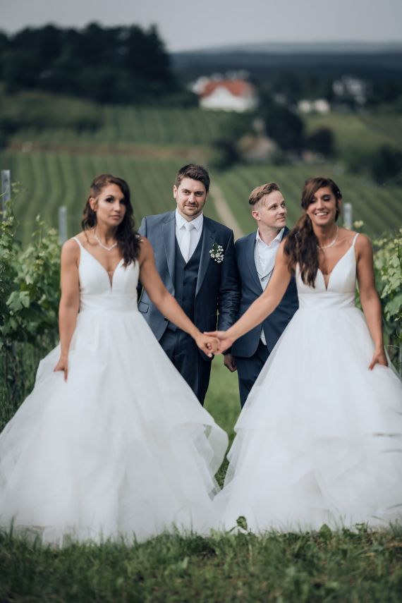 Doppeltes Glück, doppelte Liebe: Eine Zwillingshochzeit, wo zwei Paare in einem gemeinsamen Moment der Verbundheit ihre einzigartige Geschichte des Lebens und der Liebe feiern!