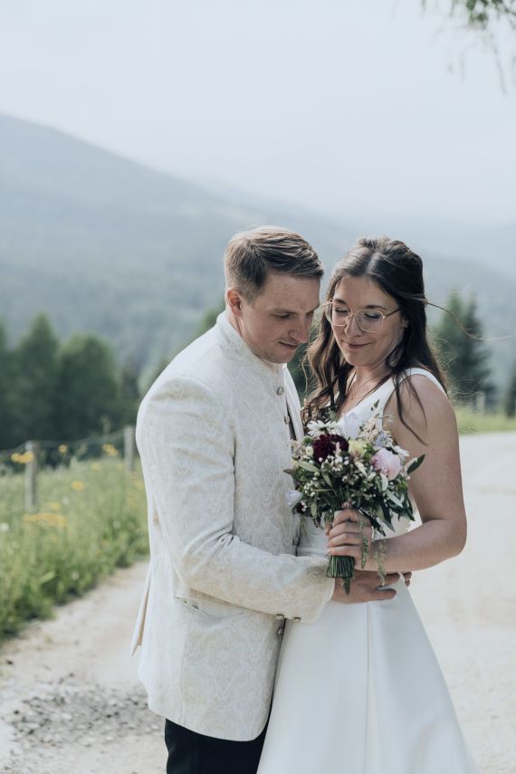 Gipfel der Liebe: Eine Berghochzeit, wo das Brautpaar die Höhen der Gefühle erklimmt und sich in der majestätischen Kulisse der Berge das Jawort gibt!