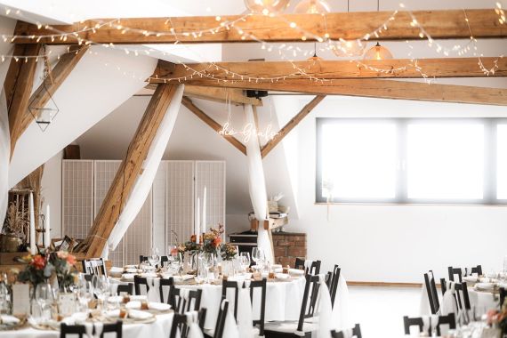 moderne Herbsthochzeit mit einem Hauch von Vintage