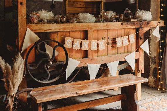 Eine Sommerhochzeit im Gutshof Szilàgyi – Boho-Vintage-Zauber in der Scheune