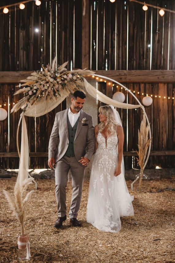 Eine Sommerhochzeit im Gutshof Szilàgyi – Boho-Vintage-Zauber in der Scheune