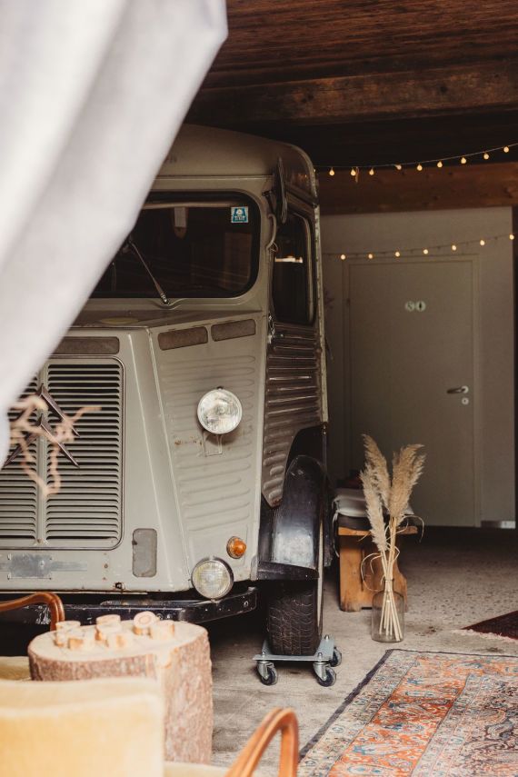 Eine Sommerhochzeit im Gutshof Szilàgyi – Boho-Vintage-Zauber in der Scheune