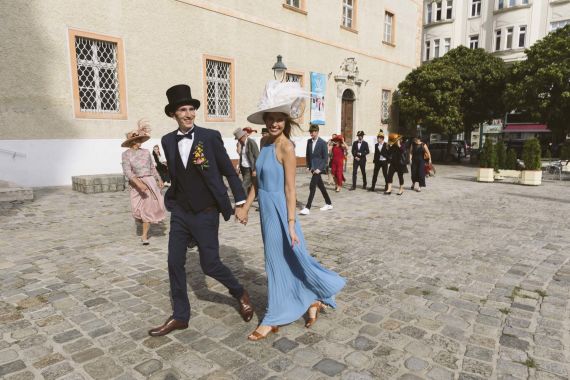 Eine Hochzeit mit Hüten wie zu Kaisers Zeiten