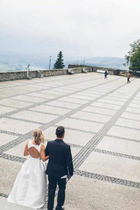 Kleine Hochzeit in einer schönen Basilika