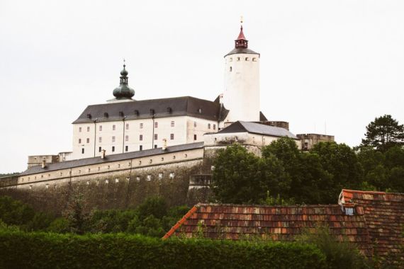 Hochzeit zwischen Ritterrüstungen und Alligatoren in der Burg Forchtenstein