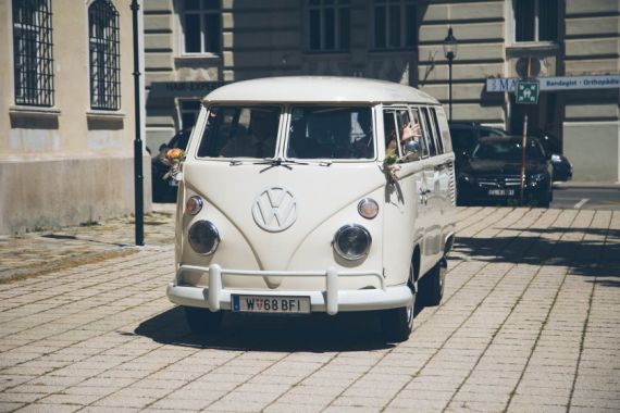 Eine verträumte Hochzeit mit altem VW Bus im Weingut Rathbauer