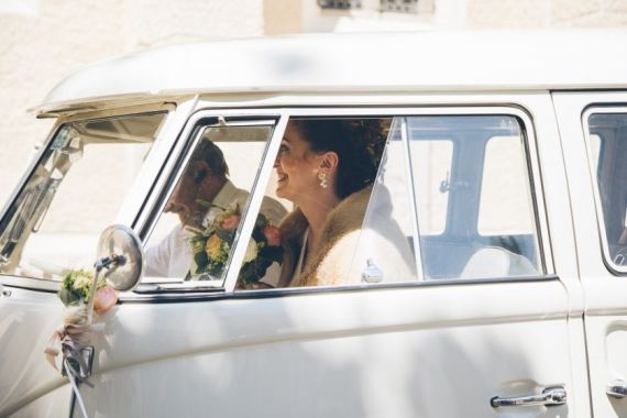 Eine verträumte Hochzeit mit altem VW Bus im Weingut Rathbauer