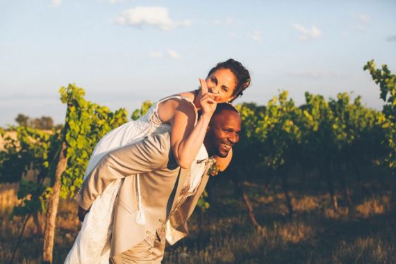Eine verträumte Hochzeit mit altem VW Bus im Weingut Rathbauer