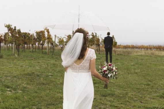 Herbstliche Hochzeit mit farbenfrohen Weinreben im Burgenland