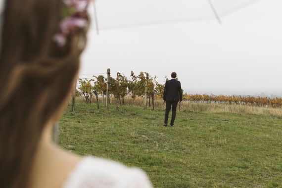 Herbstliche Hochzeit mit farbenfrohen Weinreben im Burgenland